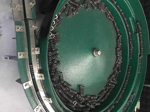 振动盘厂家教大家如何选择适合振动盘？