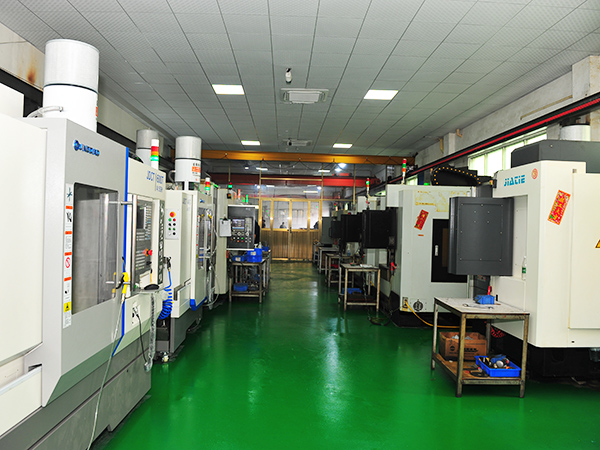 設(shè)備區(qū)一側(cè)