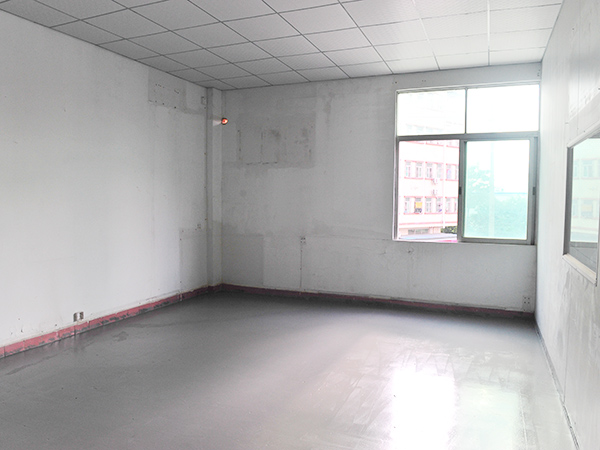 待完工注塑车间一侧