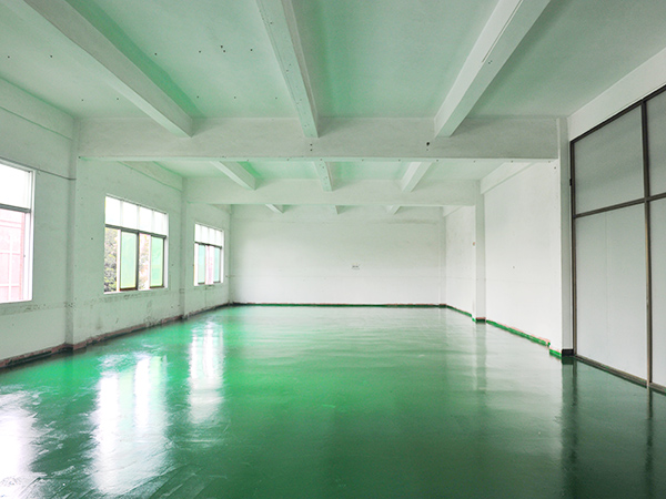 待完工注塑车间一角