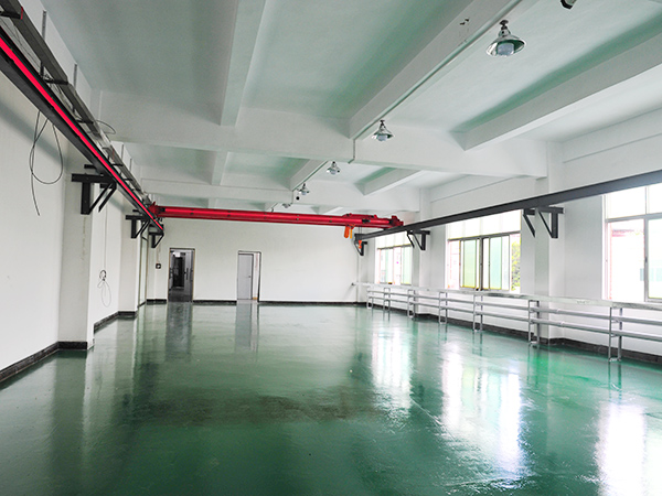 待完工注塑车间