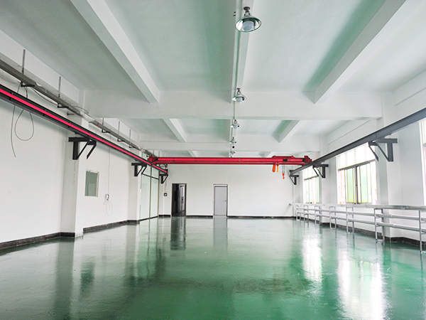 待完工注塑车间全景