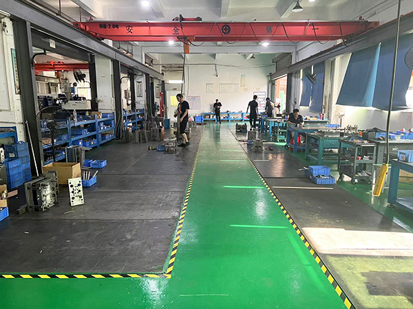 設(shè)備區(qū)一側(cè)