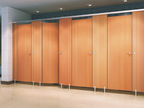 说说关于学校公共卫生间隔断表面损坏如何处理？