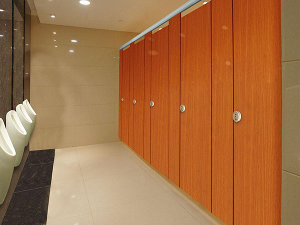 分析导致男厕所隔板出现底部发霉原因是什么？