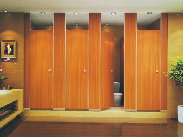 卫生间隔断板安装完成后如何进行检查调整？