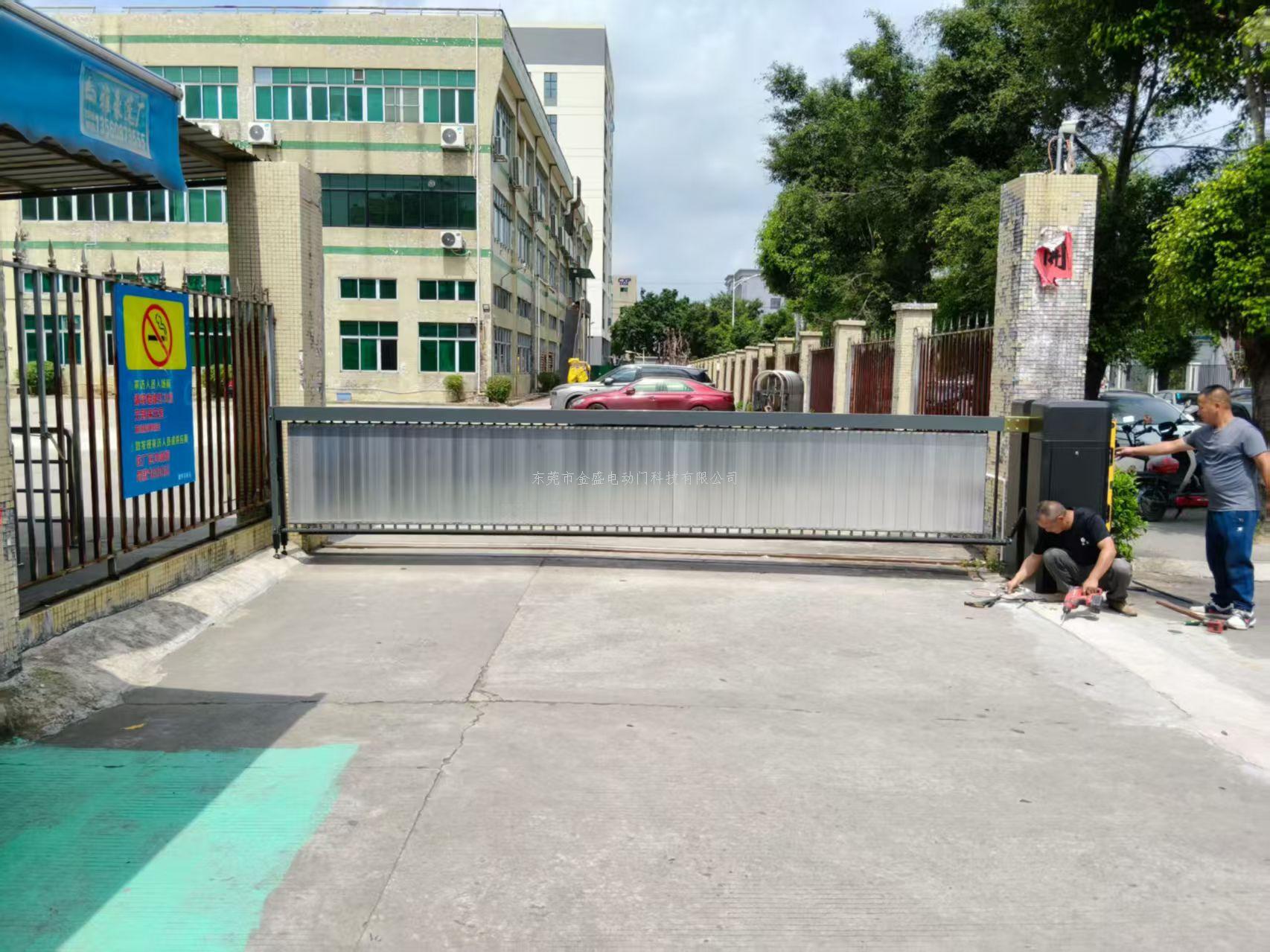 一篇文章看懂车牌识别空降闸广告道闸区别