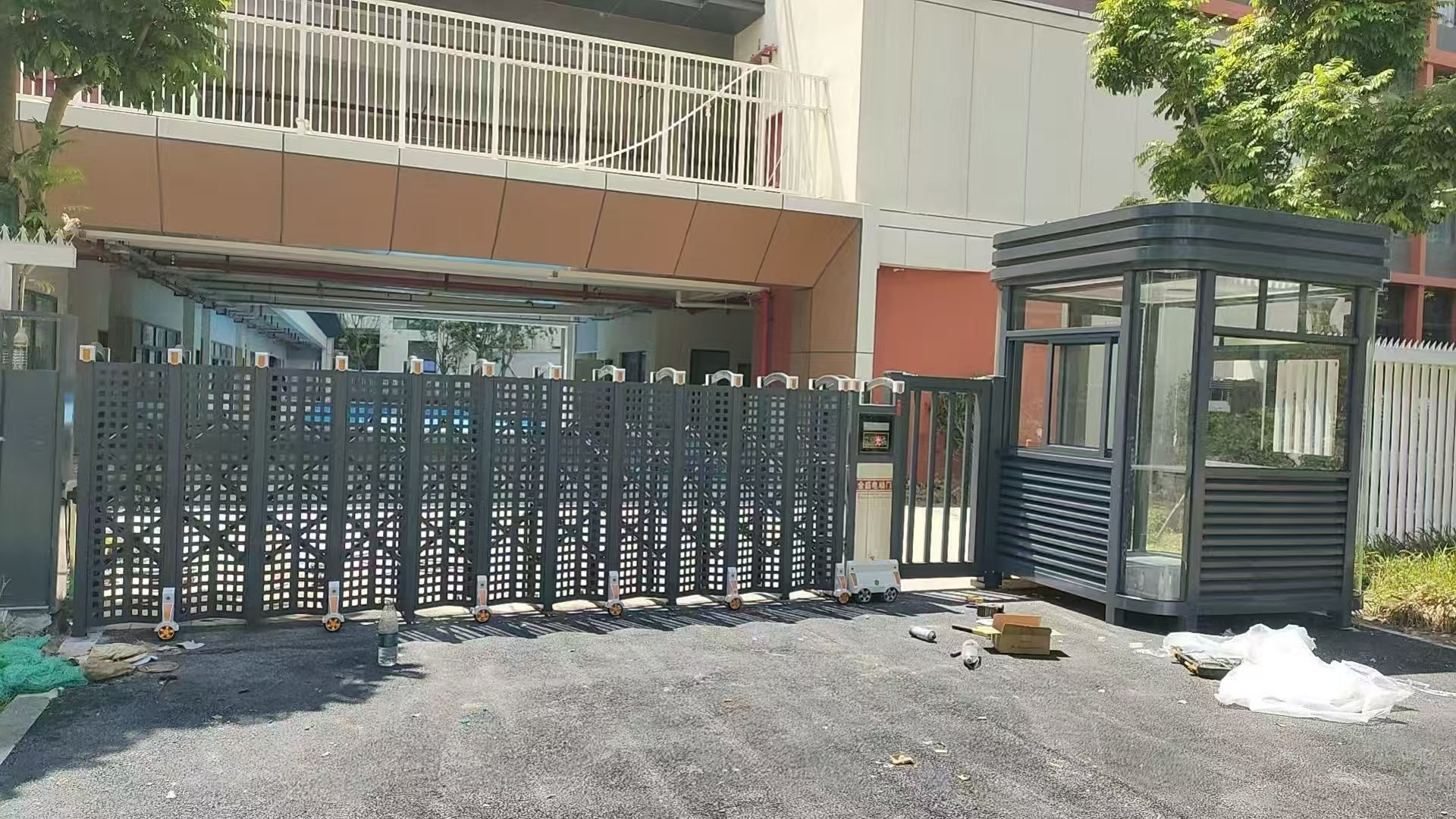 工厂大门电动伸缩门安装全过程，看完再也不踩坑