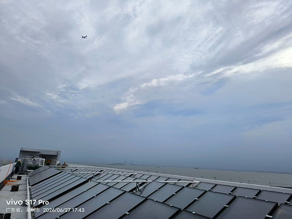 平板太阳能加空气能热水工程节能百分之70，有太阳的时候太阳能制热，没有太阳就空气能制热，永远有稳定的热水用
