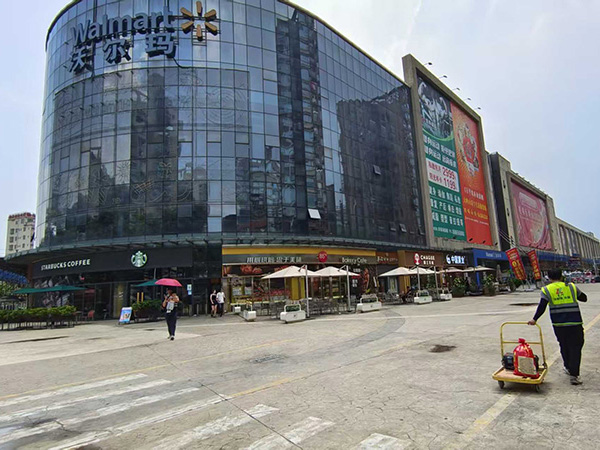 康明冷却塔维修减速机电机，沃尔玛超市中央空调冷却塔