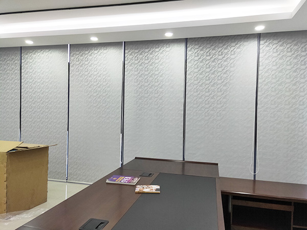 讲解一下使用垂直窗帘主要特点是什么？