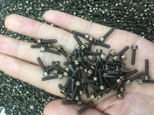 奔驰发动机漏油原因找到了！螺丝惹的祸？