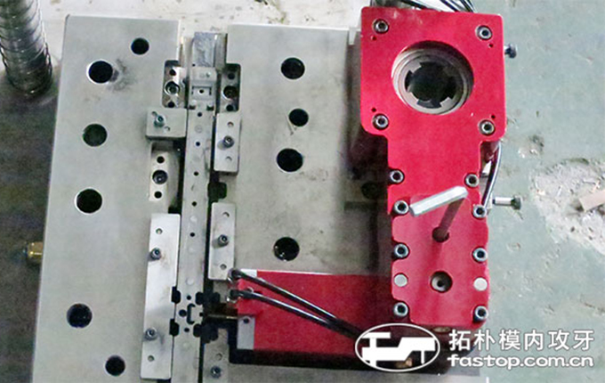 电子电器案例：拓朴侧攻模内攻牙机应用现场