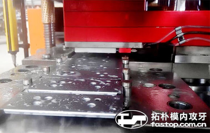 家具配件案例：建筑门窗厂商选用拓朴模内攻牙机,攻牙速度快