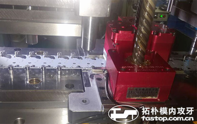 小牙案例：M1.7小牙产品模内攻牙应用现场