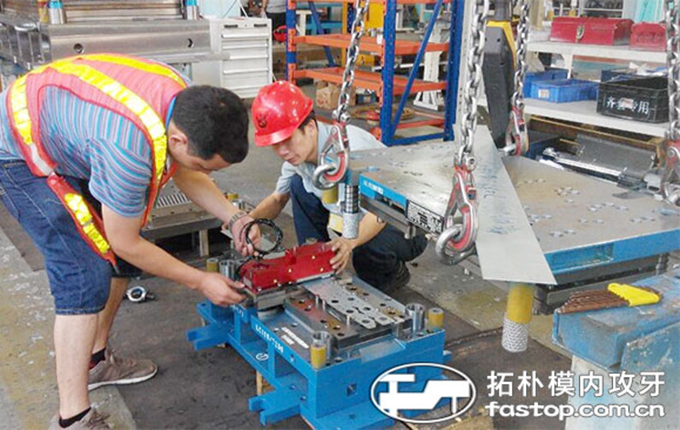 家用电器案例：拓朴模内攻牙机在空调上的应用