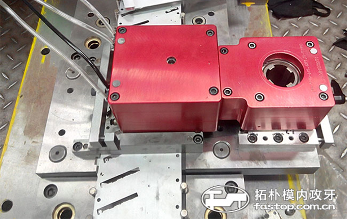 小牙案例：M1.4小牙产品模内攻牙机应用现场