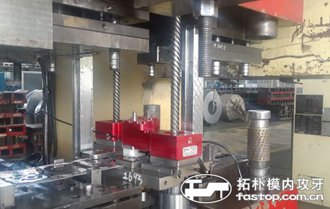 汽车配件案例：福特汽车零部件厂商选用拓朴模内攻牙机