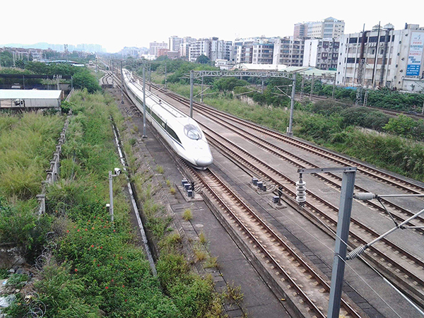 见证铁路速度：高铁继电器零部件模内攻牙应用