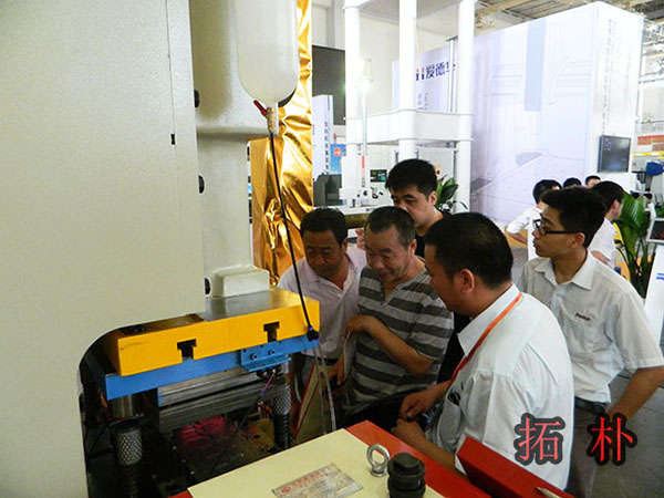 2013年拓朴模内攻牙机参加展会