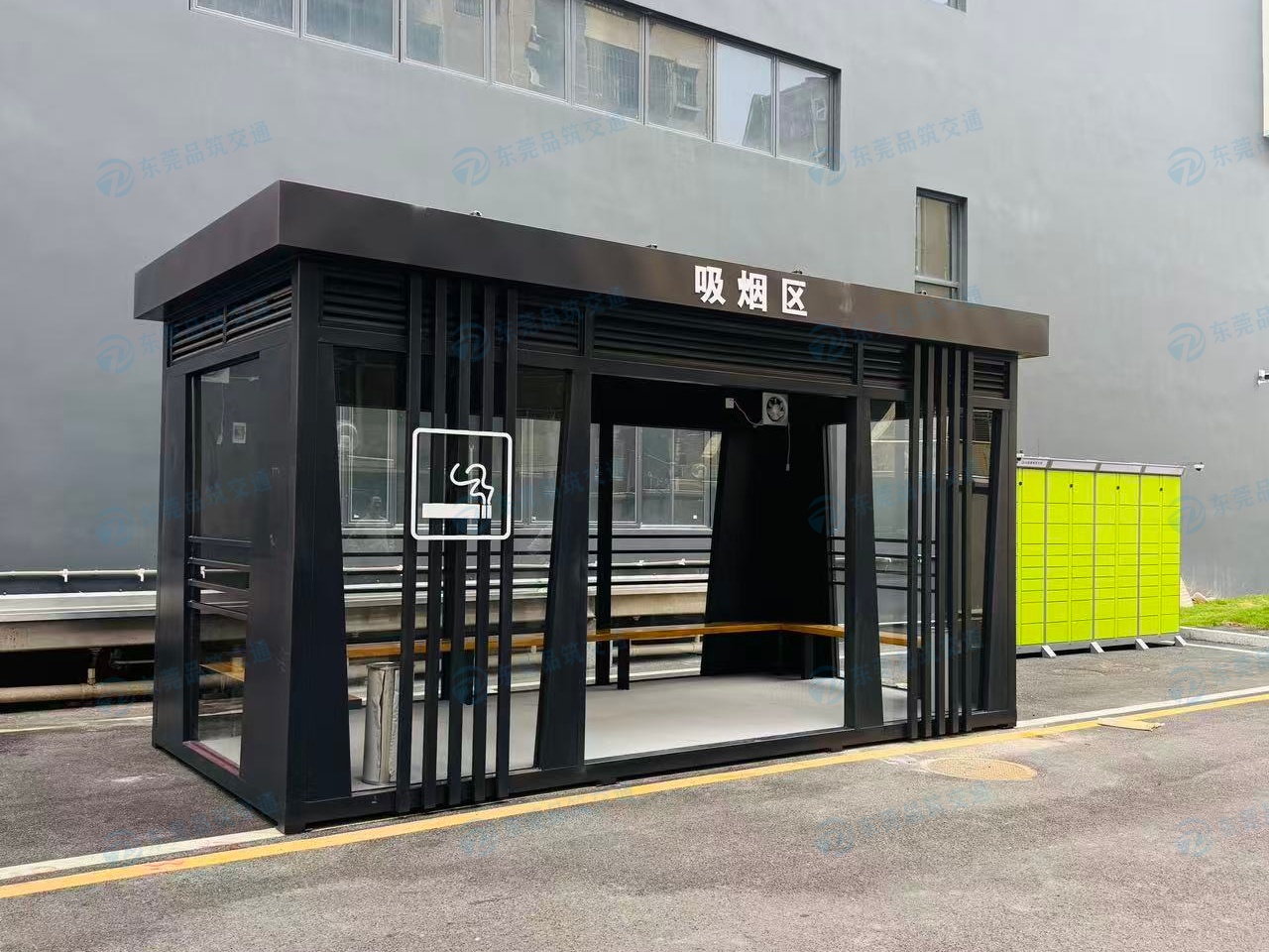 广东东莞塘厦实拍钢结构吸烟亭 厂区钢化玻璃吸烟室定制厂家直供 玻璃吸烟亭
