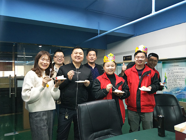 员工生日吃蛋糕