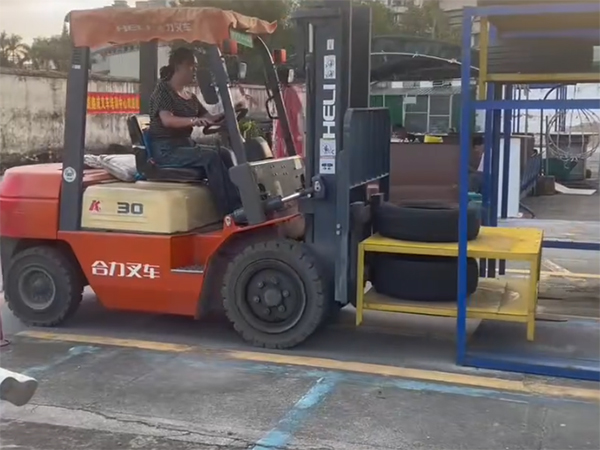 叉车定点搬运训练视频