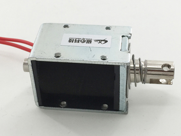 如何查验电磁铁的电源开关？