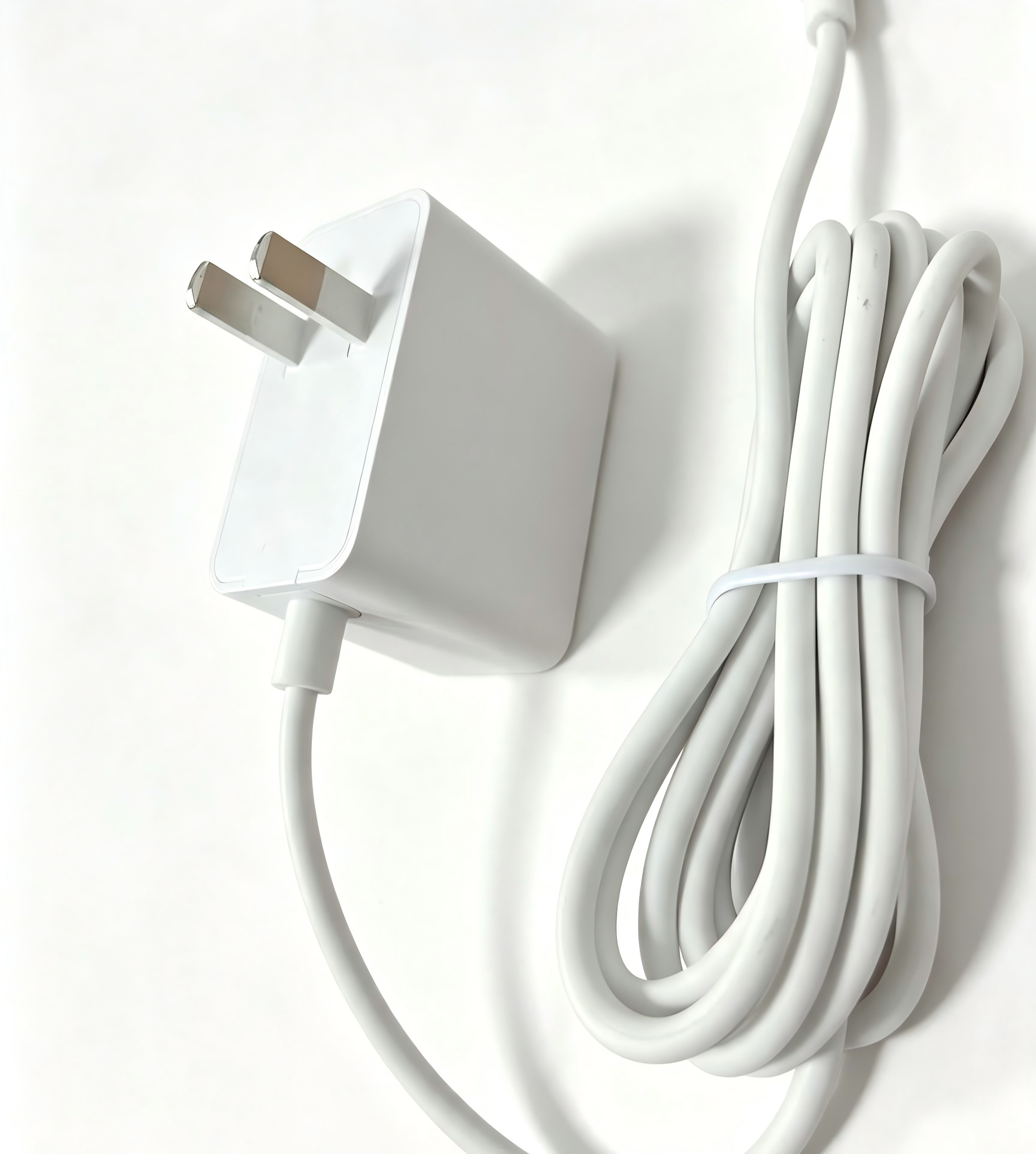 ​批量量产选型指南：碳化硅电源适配器商用核心优势解析