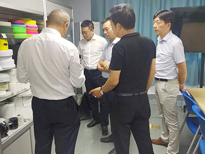 阳新县刘晨常委一行考察走访深圳市富成魔术贴有限公司