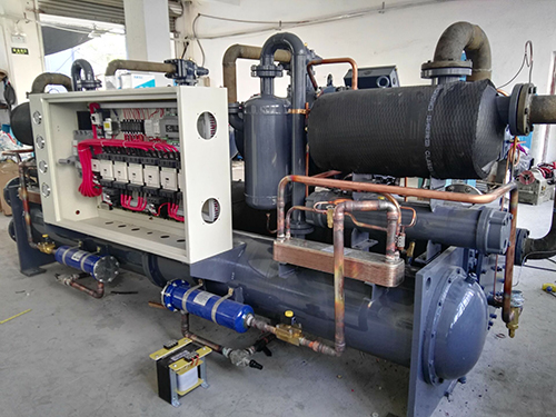 大型螺桿式冷水機