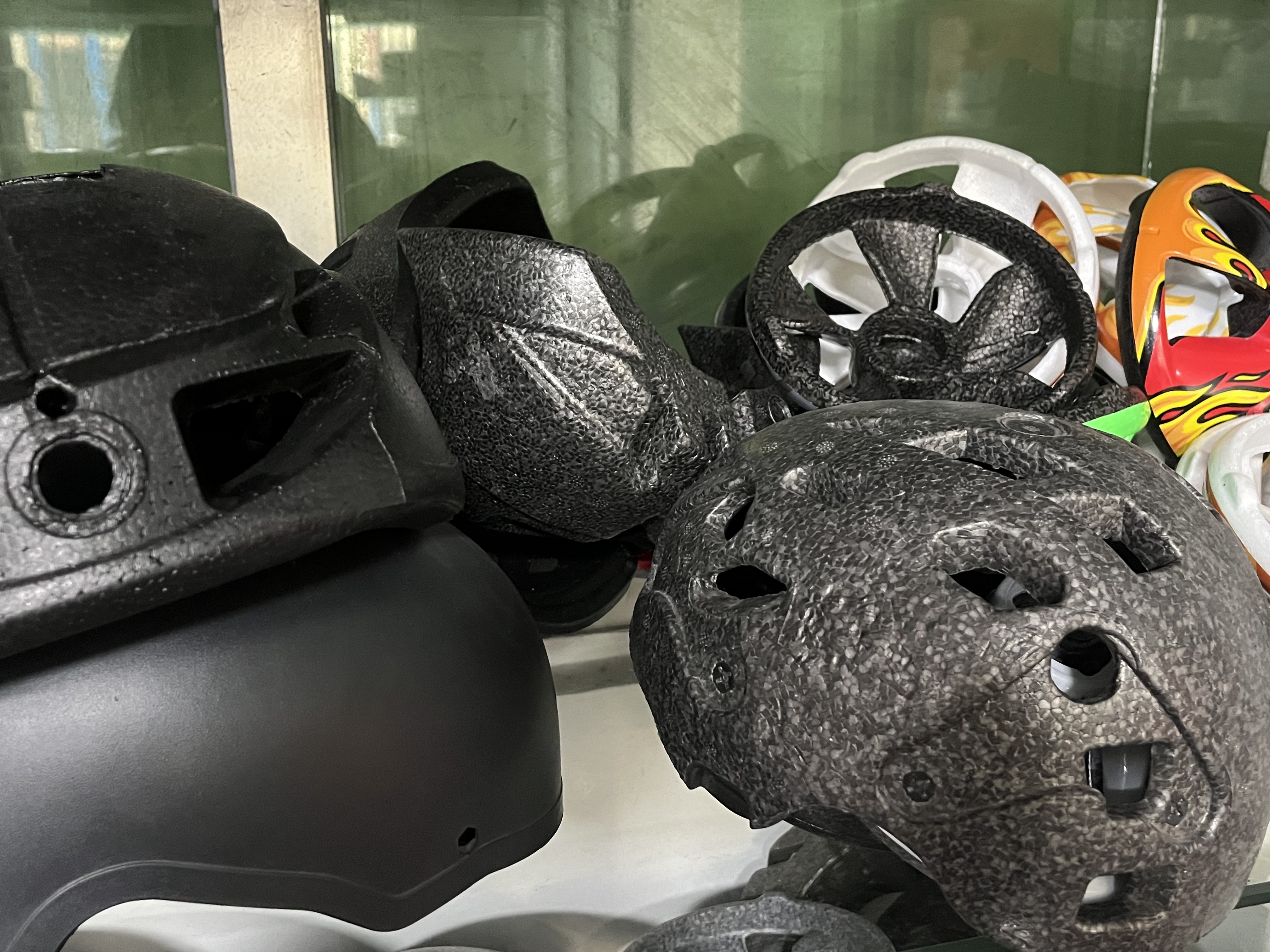 EPP定制内衬：如何实现“零损失”防护？ 在精密仪器、高端设备或高价值产品的运输中，任何微小损伤都代价高昂。通用包装与产品间的空隙是造成晃动、摩擦与碰撞的根源。鑫扬EPP定制内衬，正是为彻底消除这一风险而生的专业解决方案。  核心优势：为何EPP是理想选择？ 卓越缓冲：EPP独有的闭孔结构，能通过可控形变高效吸收冲击能量，保护产品免受运输颠簸与意外跌落损伤。  高回弹复原：具备优异弹性与形状记忆，受压后迅速恢复原状，确保多次循环使用后防护性能始终如一。  稳定可靠：耐温范围广（-40℃至130℃