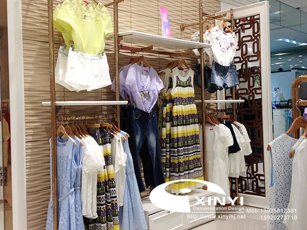 描述一下实木服装展柜的维护建议有哪些？