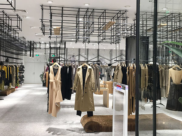 详细介绍一下商场服装展柜的核心功能有什么？