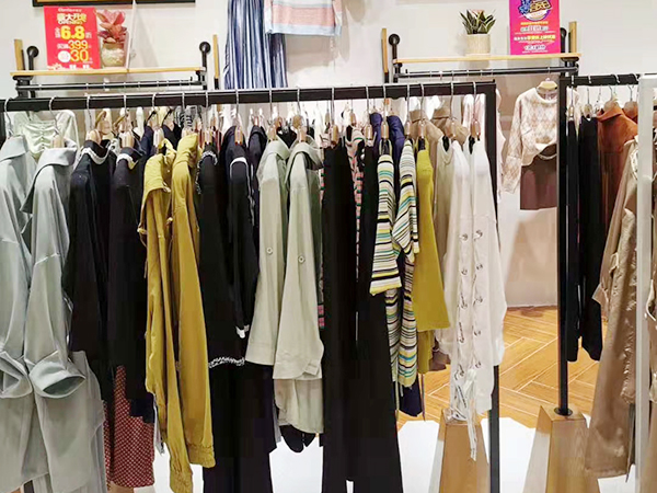 服装展柜厂家在生产设计时如何提高技术水平？