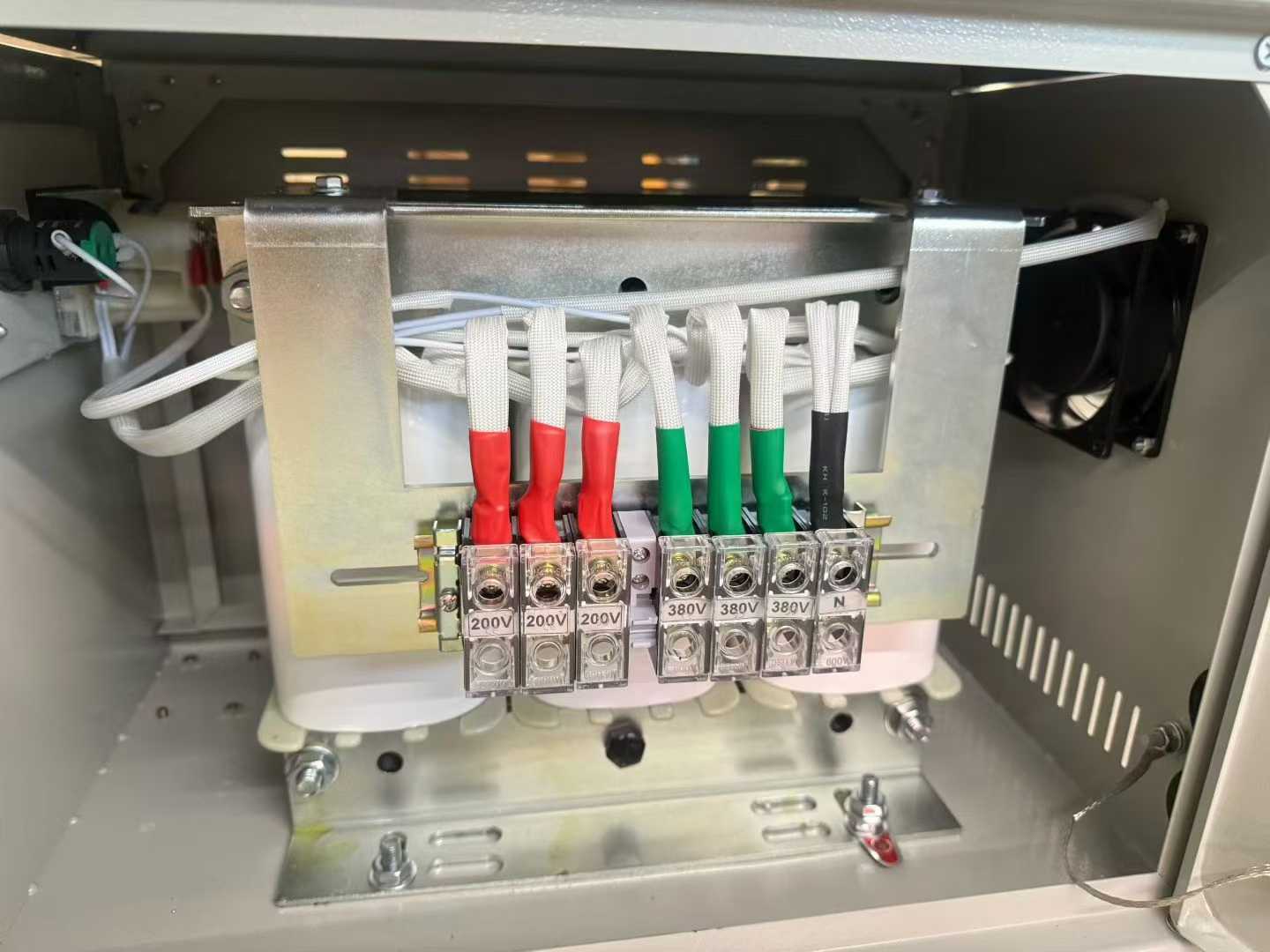 筑牢工业电能质量基石——探析现代三相隔离变压器的关键角色与深层价值