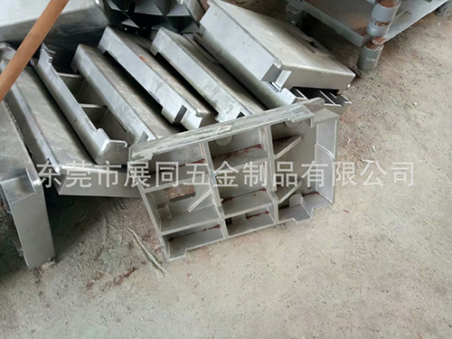 翻砂铸造是指用粘土粘结砂作造型材料生产铸件