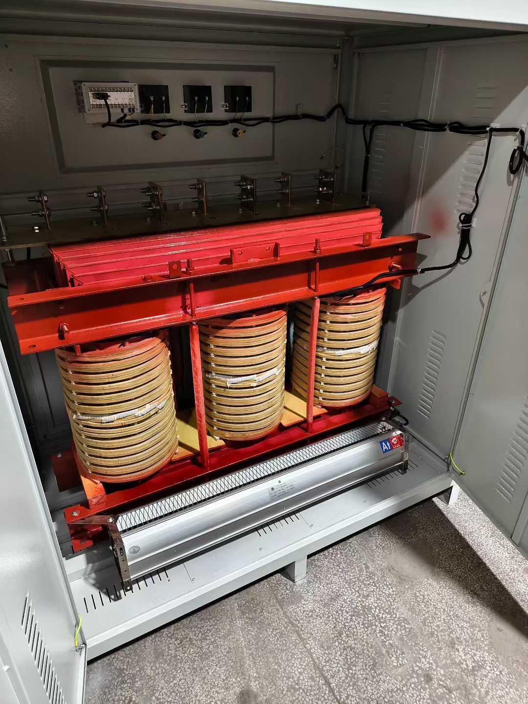 破解哥伦比亚电压困局！中国220V变380V三相变压器助力设备扬帆南美