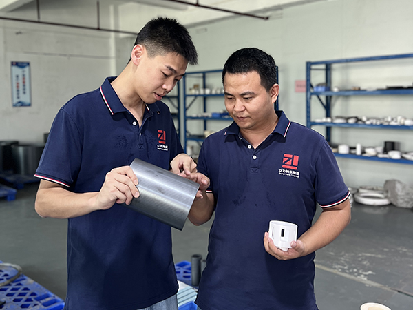 工程师讨论工艺