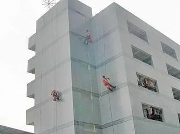 浸银粉清洗大楼外墙图片