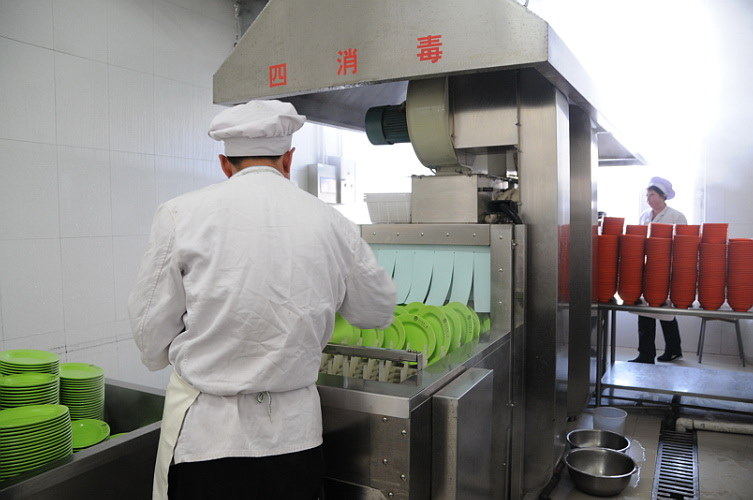 食堂使用洗碗机和洗碗机洗涤剂催干剂清洗餐具
