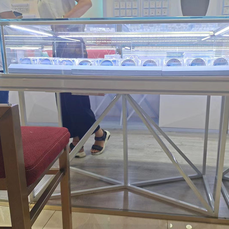 简单介绍一下使用珠宝展示柜的日常维护与禁忌要求？
