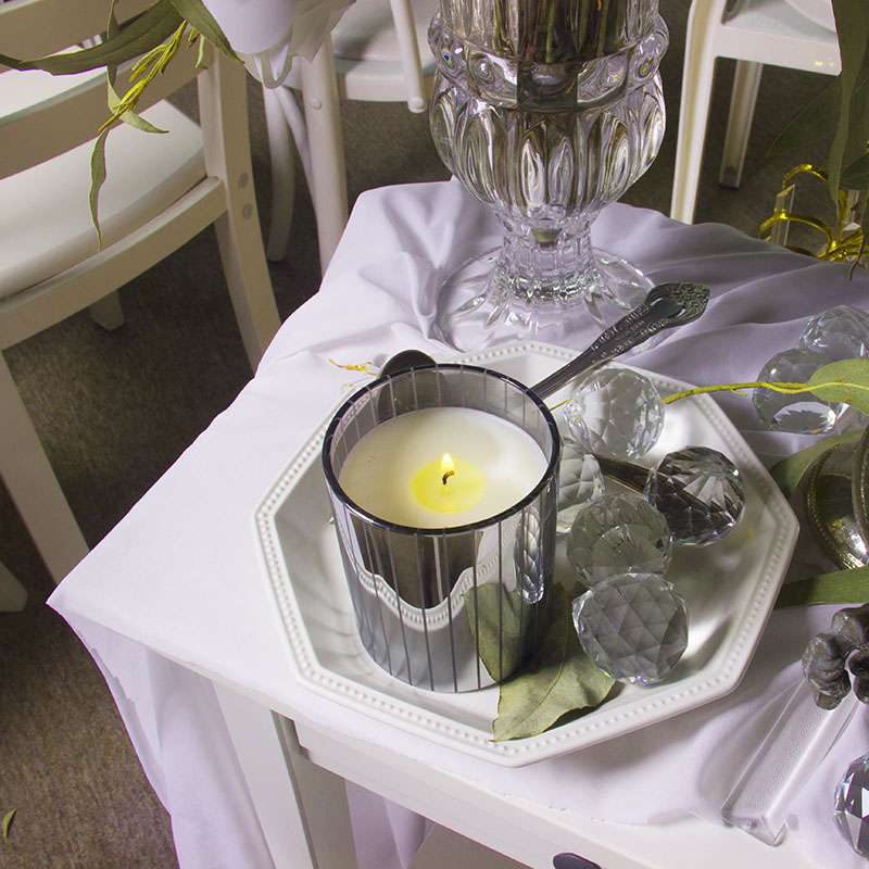 银色玻璃杯蜡烛