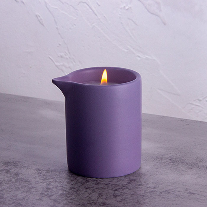 紫色带嘴杯按摩蜡烛