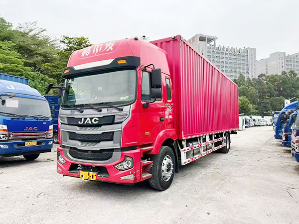 新22年5月份的，配康明斯发动机，220匹马力，车厢长9米8宽2米55高2米7。