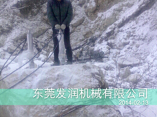 小型机载劈裂机施工现...