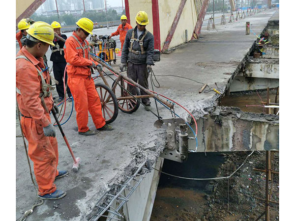 混凝土拆除现场