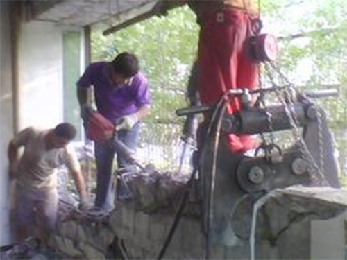 机载劈裂机施工现场