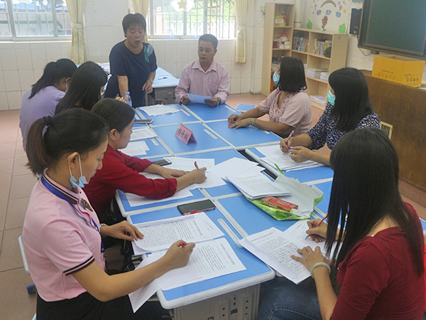 小学生现场阅读