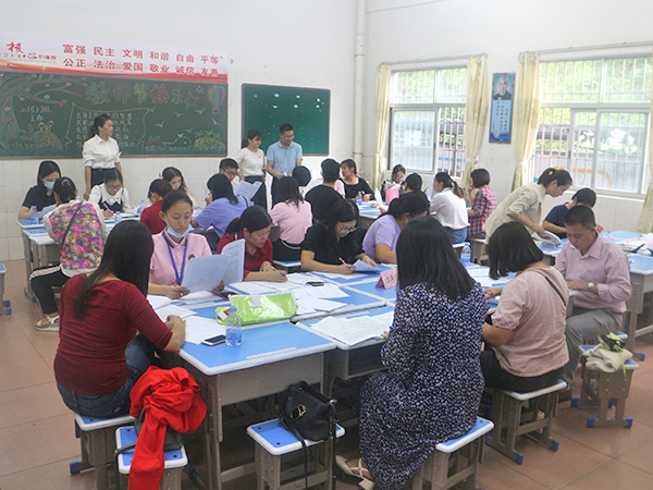 小学生现场阅读